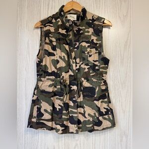 Formé Mode Camo Utility Vest Size M NWOT